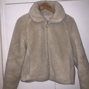 Beige/vit teddyjacka - En supermysig beige/vit teddyjacka med dragkedja