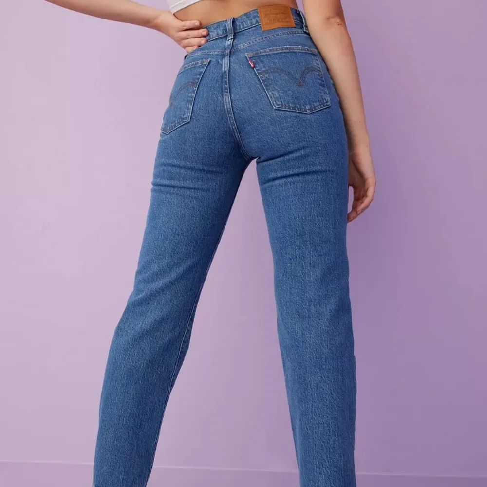 Jeans med hög midja och ankellängd. Perfekt blå färg. Välanvända men i bra skick då det är bra kvalitet.. Jeans & Byxor.