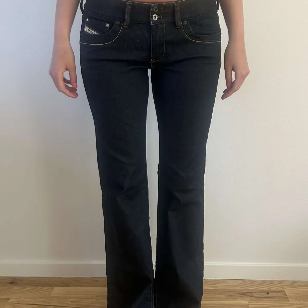 superfina mörkblå jeans från diesel. strl 30/32, passar 36🩵. Jeans & Byxor.