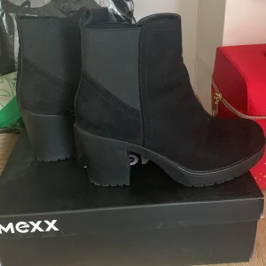 Boots - Ett par snygga svarta boots i strl 36😍😍 använd endast två gånger och är i perfekt skick!!