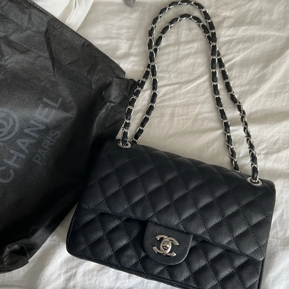 Chanel inspirerande väska, superfint skick. Medium storlek. . Väskor.