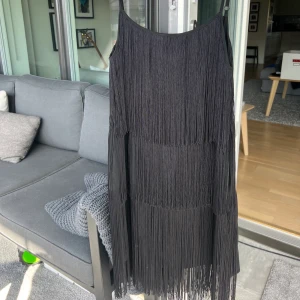 Klänning - Svart klänning från hm storlek 38