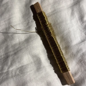 Ståltråd - Guldig ståltråd. Vet inte hur lång, men många meter. Vet inte heller hur mycket av den som är använd, men inte så mycket. Perfekt att göra te.x. smycken med. Skickar med postnords frakt 15kr. 