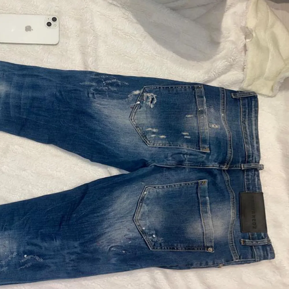 Jätte snygga dsq jeans med fina detaljer passar mig perfekt som har S även knappt använda då jag har andra av samma märke som jag använder mer!. Jeans & Byxor.