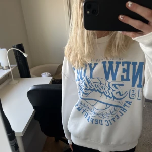 150 - Tjocktröja med tryck, bra skick 