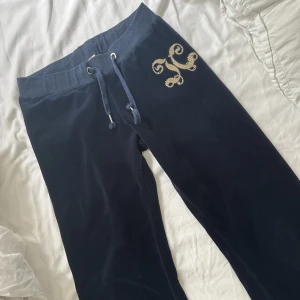 Juicy couture byxor - Ett par juicy couture mjukis, är unika och vintage. Köpta på secondhand men har aldrig använt själv. De är mörkblå och i fint skick. Skulle säga att de passar M, hör av er för fler bilder❤️