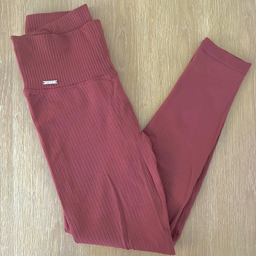 Slutsålda rosa seamless tights från Aimn i storlek S som jag säljer pga jag har för mycket träningskläder. Använda 1-2 ggr, så som nya! Sååå fina och sköna och säljer även topp i samma färg i separat annons! 🩷. Jeans & Byxor.