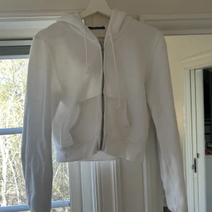 Croppad vit ziphoodie - Vit superfin croppad vit zip hoodie från Brandy Melville