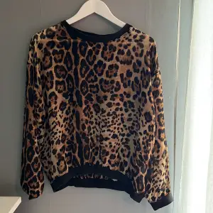 Tunn genomskinlig leopard tröja