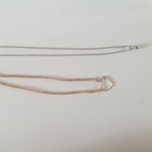 Halsband - Ett halsband med ett hjärta (ganska kort) Ett halsband med en katt hängandes 25kt styck