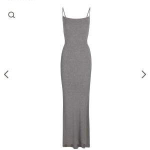 ”Soft lounge long slip dress” från skims i färgen Heather Grey i strl XS, endast använd 2ggr så i nyskick. Nypris ca 880kr, säljer för 700kr inkl frakt 🫶