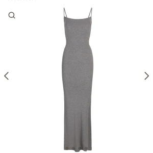 Skims klänning  - ”Soft lounge long slip dress” från skims i färgen Heather Grey i strl XS, endast använd 2ggr så i nyskick. Nypris ca 880kr, säljer för 700kr inkl frakt 🫶