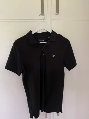 Lyle & Scott piké herr storlek S - Lyle & Scott piké herr storlek S, mycket gott skick, så gott som oanvänd. 