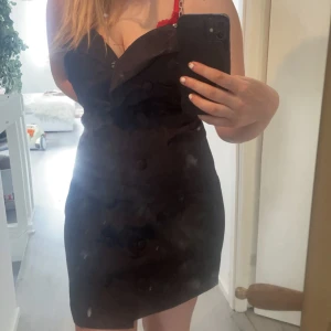 Svart klänning  - Aldrig använd endast testad!! superskön och snygg klänning från boohoo 🤩storlek 38. Köpt för 399 men säljer för 200🙏🏽💕 pris kan diskuteras vid snabb affär! på bilden ser de ut som klänningengår snett ner men de är bara pga hur jag står😂
