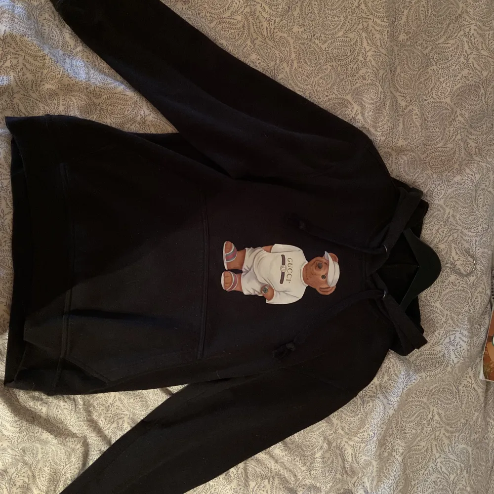 En svart hoodie fått i present, tyvärr inget kvitto. En clean tröja inför sena sommarkvällar! Hoodien säljs inte längre.  750kr eftersom det inte finns kvitto. Skick 9/10. Tröjor & Koftor.