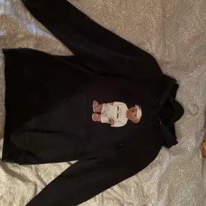 En svart hoodie fått i present, tyvärr inget kvitto. En clean tröja inför sena sommarkvällar! Hoodien säljs inte längre.  750kr eftersom det inte finns kvitto. Skick 9/10
