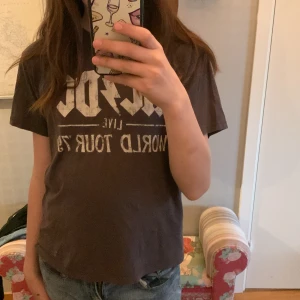 Acdc T-shirt  - Jag har haft den i 2 år ungefär men har inte använt den på över 1 år nu. Den är i bra skick och har inga större tecken på användning. Den är köpt från H&M! Föreslå gärna ett pris!❤️