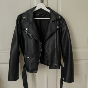 Skinnjacka - Skinnjacka från Zara i storlek XL men passar mig som vanligtvis har XS/S Nyskick