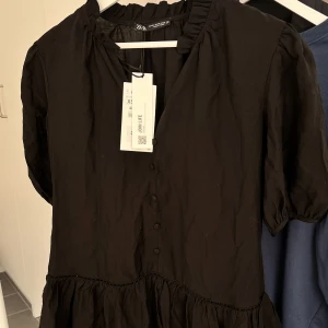 Zaraklänning - Gulligaste klänningen ifrån zara 🧸 Prislapp kvar pga dubbelköp, XS men passar även S/M! Superluftig och söt! Nypris 399kr Frakt tillkommer 🫶🏽 