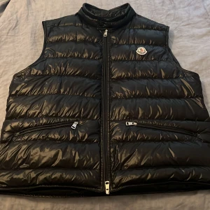 Moncler Gui - Moncler Gui. Kommer med kvitto och allt som tillkommer från butik  Använd fåtalet gånger Storlek 6