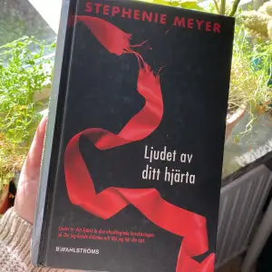 Stephanie Meyers bok ”Eclipse” på svenska ”Ljudet av ditt hjärta”. Tredje boken i twilight serien<3 HARD COVER