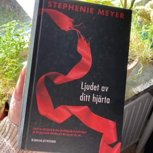 Twilight ”Ljudet av ditt hjärta” (Eclipse) - Stephanie Meyers bok ”Eclipse” på svenska ”Ljudet av ditt hjärta”. Tredje boken i twilight serien<3 HARD COVER