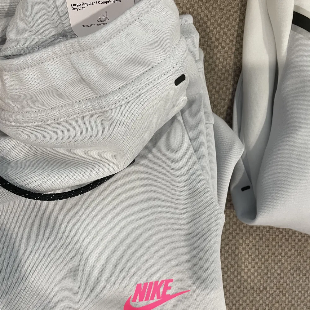 Nike tech set helt nytt med lapparna på. Både tröja och byxor i strl M. Färg: summit white/pure platinum/hyper pink.    Finns i norrköping och linköping. Hoodies.