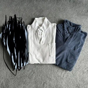 Frotté t-shirts  - Säljer mina frotté t-shirts nu perfekt till sommaren☀️. Båda två är använda 1-3 gånger och tvättade en gång precis innan försäljning😉. Inga skador utan perfekt skick. Båda är i storlek S  Säljer båda tillsammans för 700  kr eller en för 400 kr 