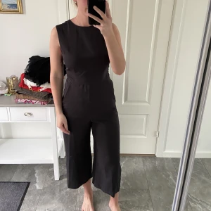 Byxdress. - Byxdress från HM. Notera att färgen är lite svartbrun.