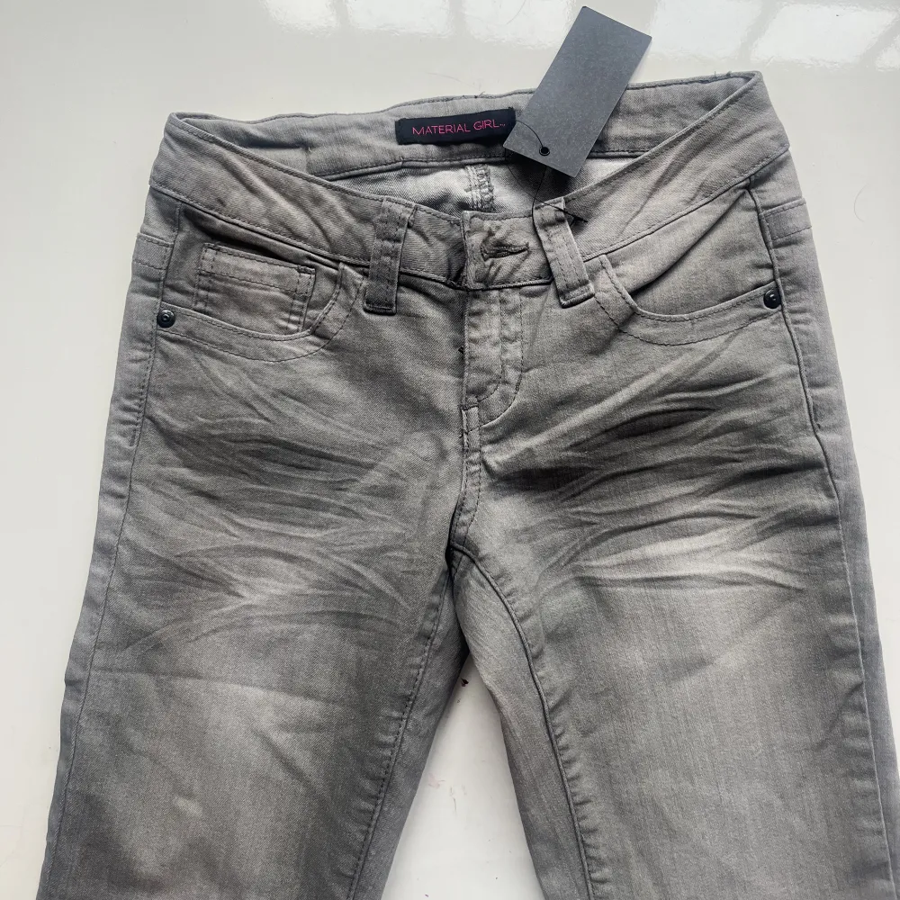 Så snygga gråa lågmidjade jeans som tyvärr är för små för mig:( liknar de populära ltb jeansen fast med cool detalj på fickan!🤩🫶🏻 Midjemått 32, innerbenslängd 74. Jeans & Byxor.