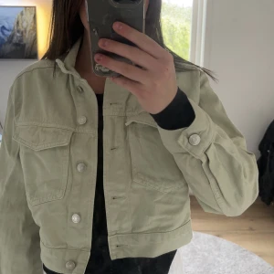 Grön jeans jacka - Säljer min gröna jeans jacka från Gina i storlek S
