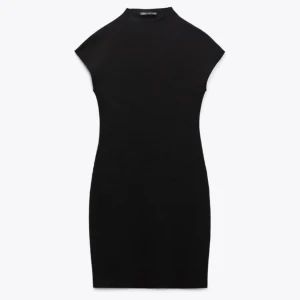 Klänning - Säljer denna klänning från zara. Aldrig använd med lappen kvar, nypris 299kr. Passar xs-s