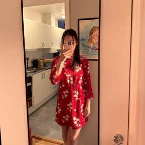 Blommig klänning  - Fin klänning ifrån H&M som inte används längre🥰 Pris går att diskutera vid snabb affär ❣️