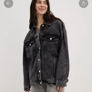 Intressekoll jeans jacka!! - Jeans jacka från NA-KD! Använd 1 gång! Nypris 700