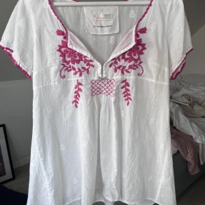 Odd Molly blus  - En superfin blus från odd molly med rosa detaljer! Passar mig som har S i toppar. 💞Priset går att diskutera. Köparen står för frakt!