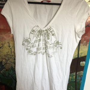 T-shirt - Snygg enkel t-shirt, v-ringad !