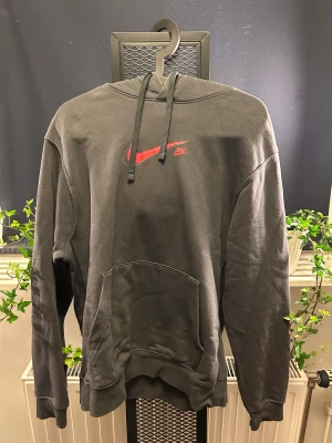 Nike Hoodie - Nike Hoodie som nästan aldrig är använd. jag är 185 och väger 70kg och den sitter perfekt på mig. 