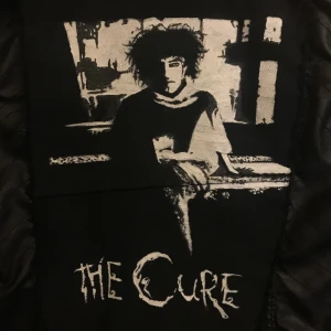 The Cure patch  - Handgjord The cure backpatch!  (Exempelbild) Gör också önskade motiv & band 