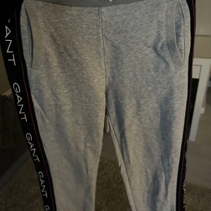 Byxor  - Ett par gant mjukisar som är hela och fina 