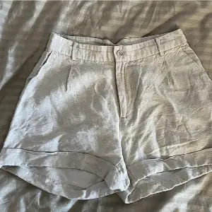 Linne shorts i perfekt skick från Carin wester i strl 36!💕säljer billigt för en snabb affär, använd gärna köp nu❤️ perfekta basplaggen till sommarens garderob!🫶