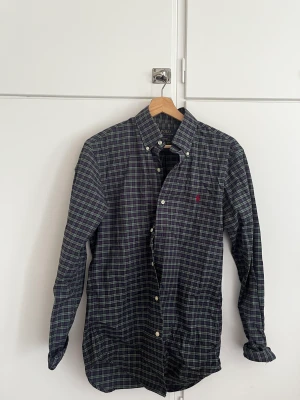 Ralph Lauren skjorta - Ralph Lauren skjorta, vintage-ish. Passar storlek S-M.