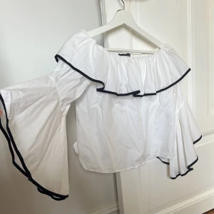 Offshoulder Blus Zara - Off-shoulder blus från Zara. Knappt använd då den är för liten för mig. Mycket fint skick.