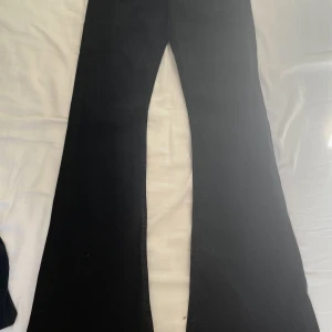 Zara jeans. Svart - Jeans som inte används längre. skriv privat för exakta måtten