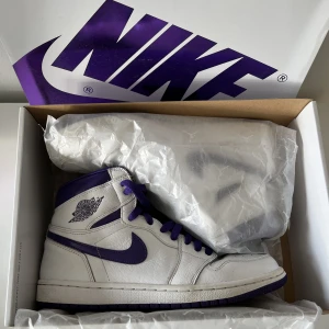 Air Jordan 1 high - Säljer min killes Air Jordan 1 high i storlek 41🤍 är använda några gånger men är i fint skick! Nypris 2900kr säljs för 1800kr, vid snabb affär kan pris diskuteras