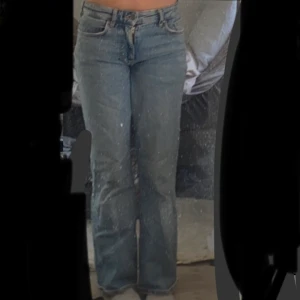 Jeans - Fina, lågmidjade jeans. Säljer då jag inte använder dem längre 💕 frakt tillkommer
