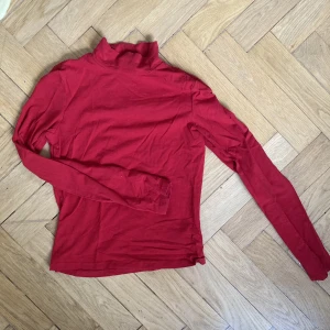 röd polotröja - röd tunn polotröja i mjuk bomull, köpt på monki