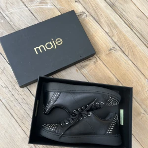 MAJE SKOR  - Maje skor Storlek 38  Nypris: 2500 SEK