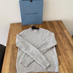 A days march tröja - Säljer en a days march tröja som är 100% lambwool. Skriv för eventuella frågor. Finns möjlighet för byte också.