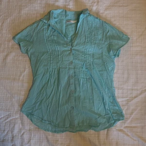 Turkos blus - Turkos blus i storlek 42! frakt tillkommer 💘