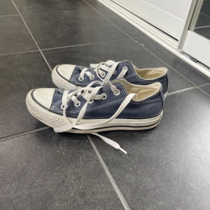 Converse - Supersnygga converse i bra skick. Supersnygg blå färg till sommaren. Nästan aldrig använda. Passar mig med 36 i storlek. 
